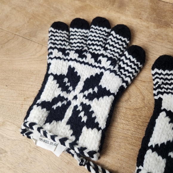 Handmade Wool Blend Knit Gloves - Picture 3 of 9